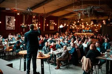 Profesjonalne spotkanie biznesowe w eleganckiej przestrzeni