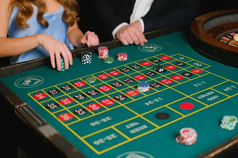Dekoracje i stoliki eventowe w stylu Retro Casino